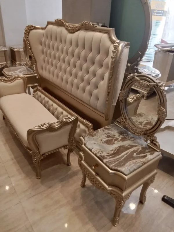 غرف نوم باللون الذهبي